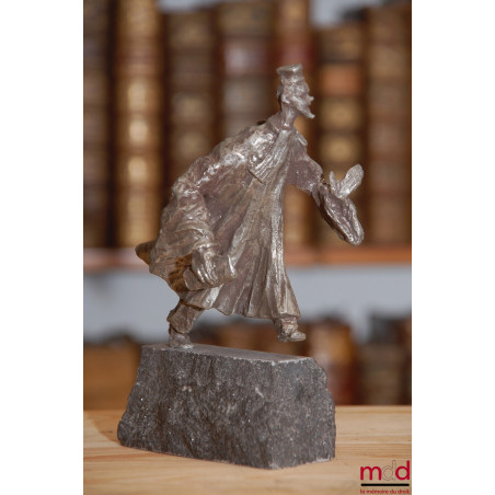 SCULPTURE AVOCAT EN ÉTAIN ; Belle et rare sculpture en étain représentant “un avocat afféré aux affaires” sur socle en pierre...