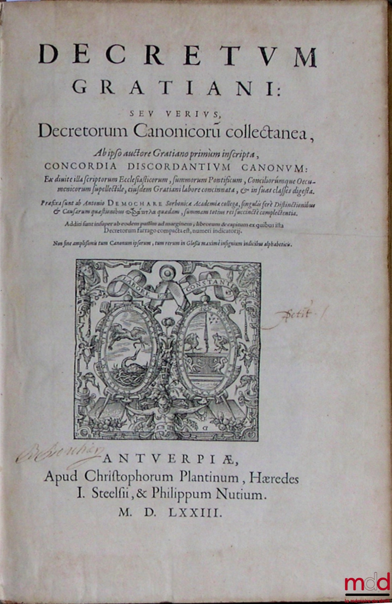 MOUCHY (Antoine de) – DECRETUM GRATIANI : seu verius, DECRETORUM CANONICORU COLLECTANEA, ab ipso auctor Gratiano primum inscripta, CONCORDIA DISCORDANTIUM CANONUM (…)in suas classes digesta (…) Præfixa sunt ab Antonio Demochare Sorbonicæ (…), singulis fer