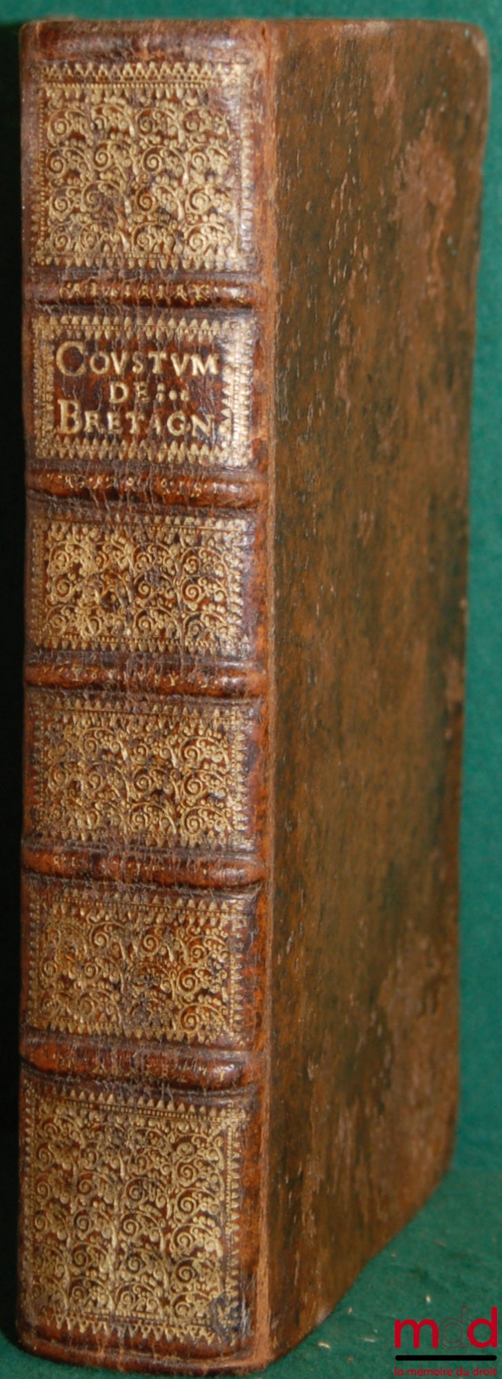 COUSTUMES GÉNÉRALES DES PAYS ET DUCHÉ DE BRETAGNE. Nouvellement réformées & rédigées par escrit, par les Commissaires du Roy, & les députez des Estats dudit pays. Et depuis levées & publiées en la ville de Ploërmel, en la congrégation & assemblée générale