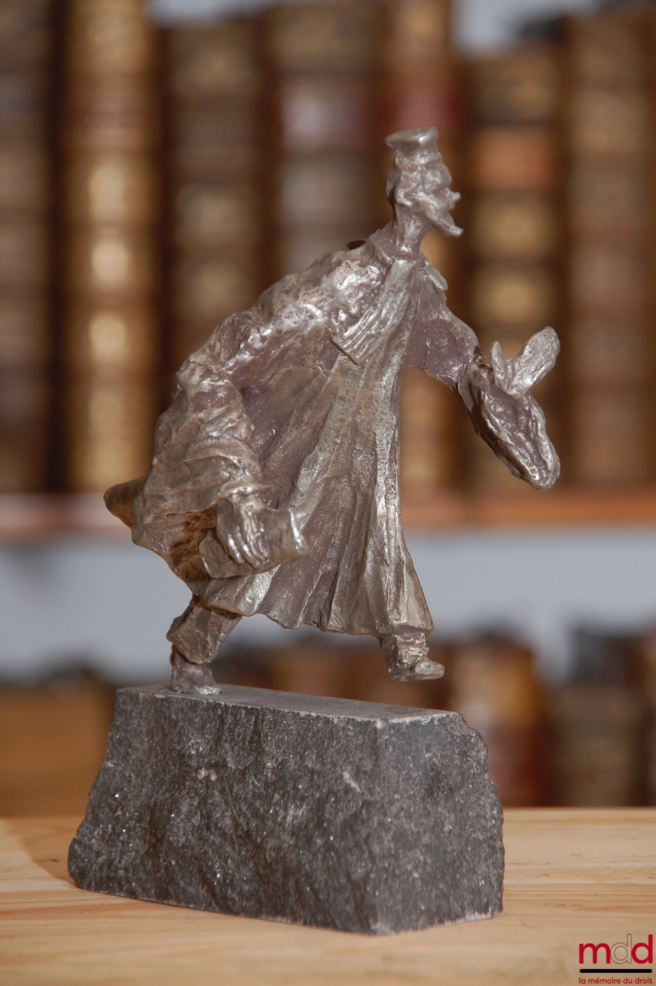 PATRIS (Ernest) – SCULPTURE AVOCAT EN ÉTAIN ; Belle et rare sculpture en étain représentant “un avocat afféré aux affaires” sur socle en pierre bleu d’une hauteur de 18 cm.