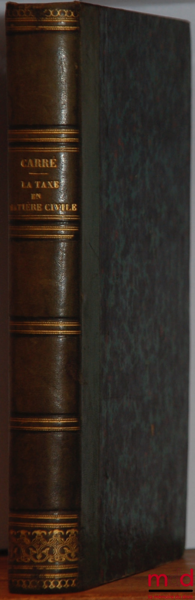 CARRÉ (Narcisse) – LA TAXE EN MATIÈRE CIVILE contenant 1° les TABLEAUX DE CHAQUE PROCÉDURE, suivant l’ordre du code, avec l’indication des déboursés et émolumens de tous les actes pour Paris et pour les départemens ; 2° les LOIS, DÉCRETS, ET ORDONNANCES s