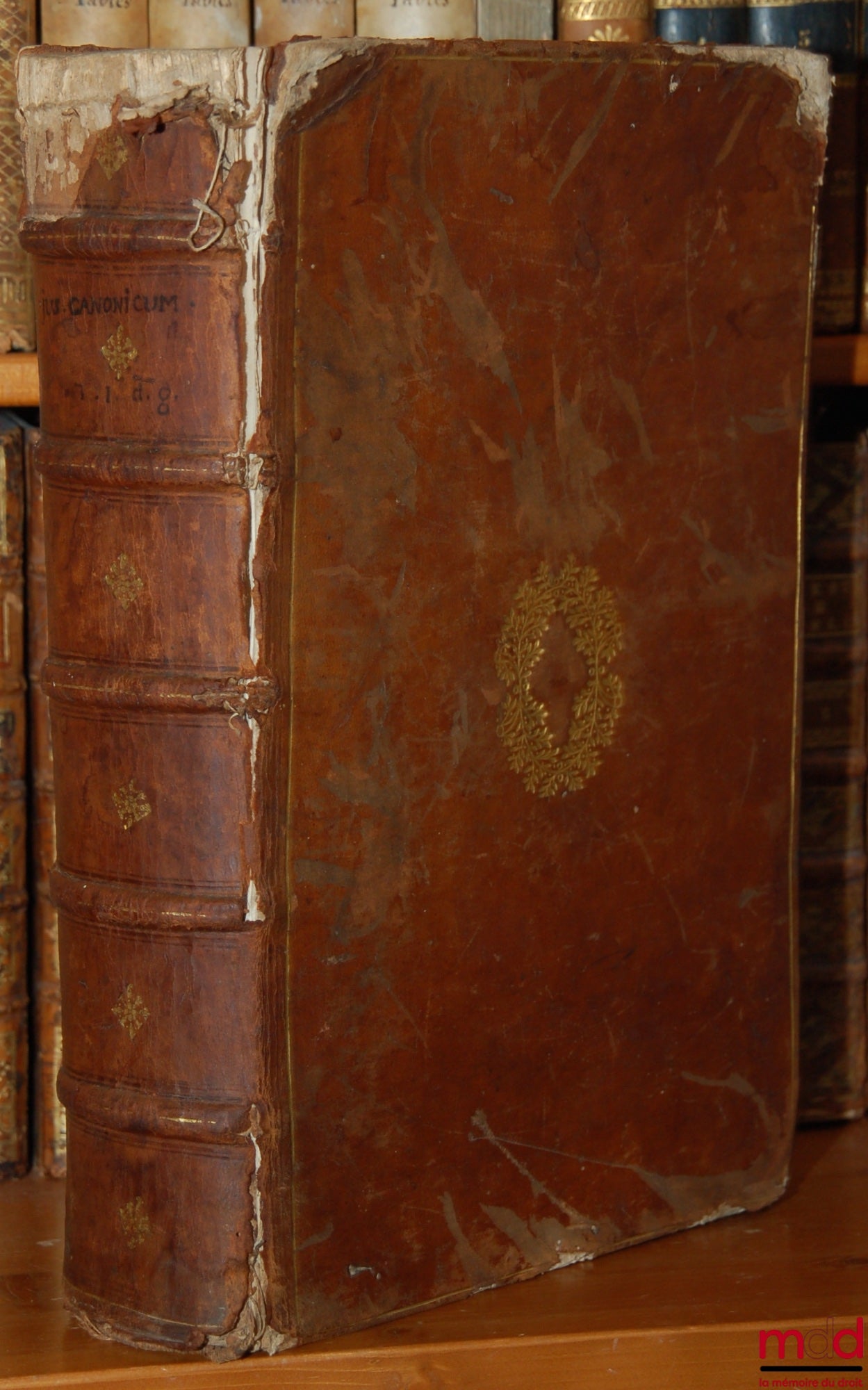 [GRATIEN] – DECRETUM GRATIANI, EMENDATUM, ET NOTATIONIBUS ILLUSTRATUM : Una cum glossis, Gregorii XIII Pont. Max. iussu editum : Ad exemplar Romanum diligenter recognitum. Editio ultima