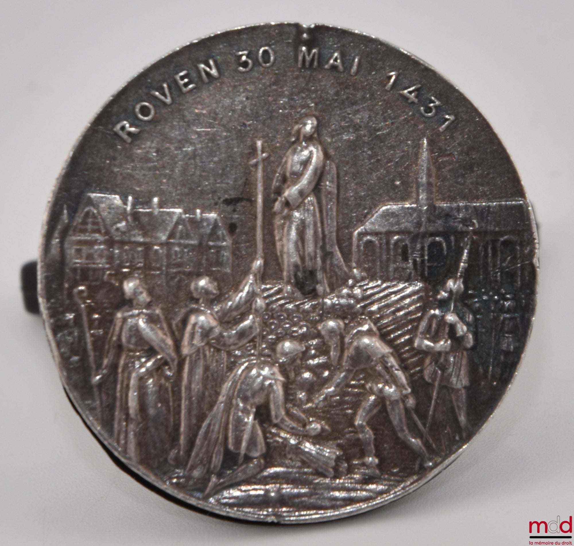 [Jeanne d’Arc - GAULTIER (Pierre fils de)] – Iohanna Darc Aurelianensis Puella Vulgo Nuncupata, Rouen 30 mai 1431 : Avers : Portrait de Jeanne d’Arc à cheval avec son blason (une épée d'argent mise en pal et férue dans une couronne royale, accostée de deu