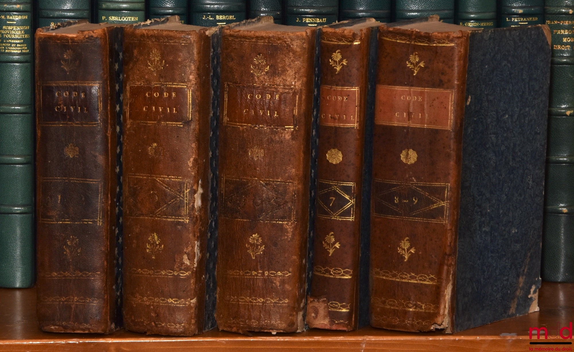 [Code civil] – CODE CIVIL AVEC DES NOTES EXPLICATIVES RÉDIGÉES PAR DES JURISCONSULTES QUI ONT CONCOURU À LA CONFECTION DU CODE ; – Tableau de la législation ancienne sur les successions et de la législation nouvelle, établie par le Code civil, par Chabot