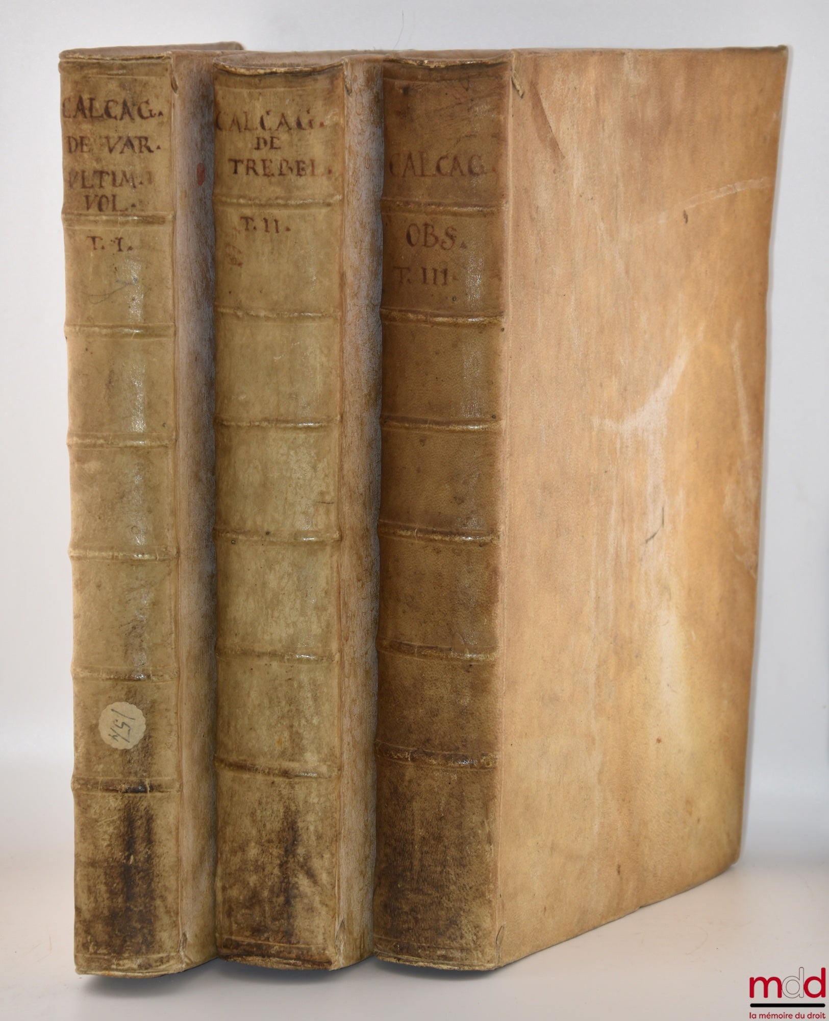 CALCAGNINI (Caroli Leopoldi) [CALCAGNINI (Carlo Leopoldo)] – CAROLI LEOPOLDI CALCAGNINI PATRITII FERRARIENSIS S.R.E. CARDINALIS. De Variatione ultimæ Voluntatis. Trebellianica. Variisque, etiam ad Feudalem materiam, Observationibus. OPUS IN TRES TOMOS DIS