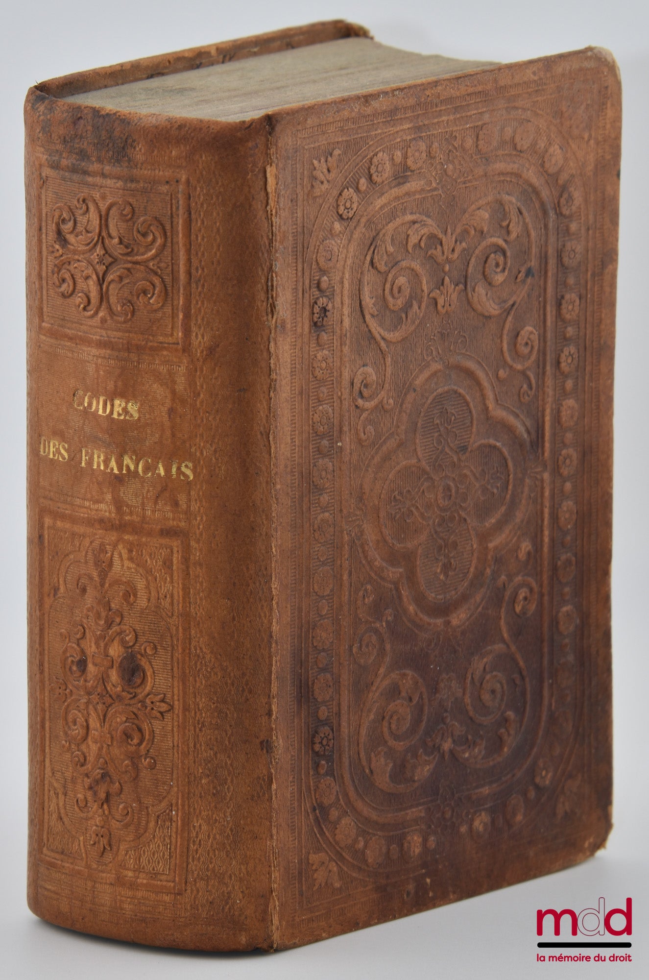 [Code] – LES CODES DE L’EMPIRE FRANÇAIS contenant le CODE NAPOLÉON, Suivi de 1° La constitution de 1852, 2° Le Sénatus-Consulte du 25 décembre 1852, 3° le Code de Procédure civile, 4° de Commerce, 5° d’Instruction criminelle, 6° Pénal, 7° Forestier, 8° De